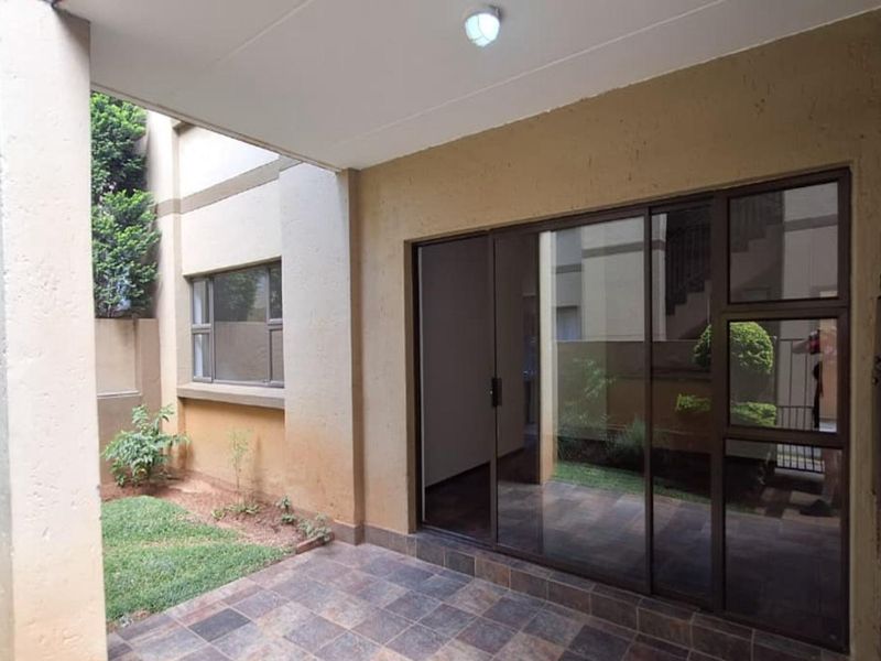 2 Bedroom Apartment for sale  in Lonehill - Photo 2