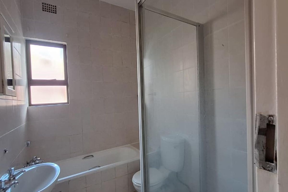 2 Bedroom Apartment for sale  in Lonehill - Photo 4