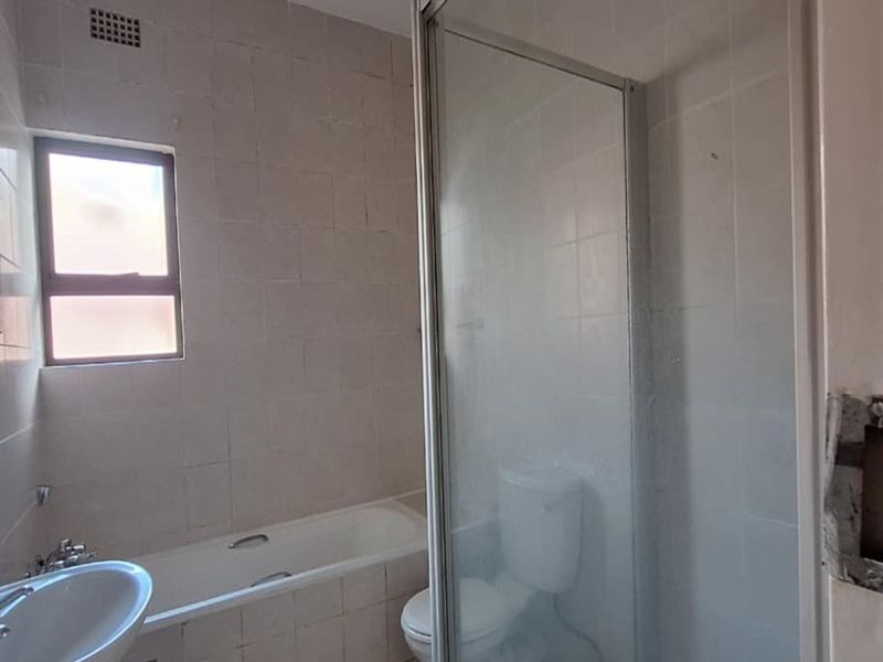 2 Bedroom Apartment for sale  in Lonehill - Photo 4