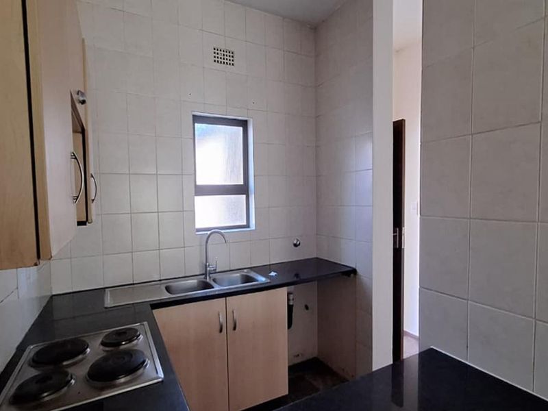 2 Bedroom Apartment for sale  in Lonehill - Photo 8