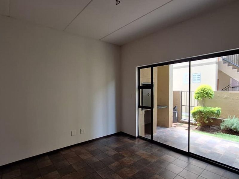 2 Bedroom Apartment for sale  in Lonehill - Photo 7