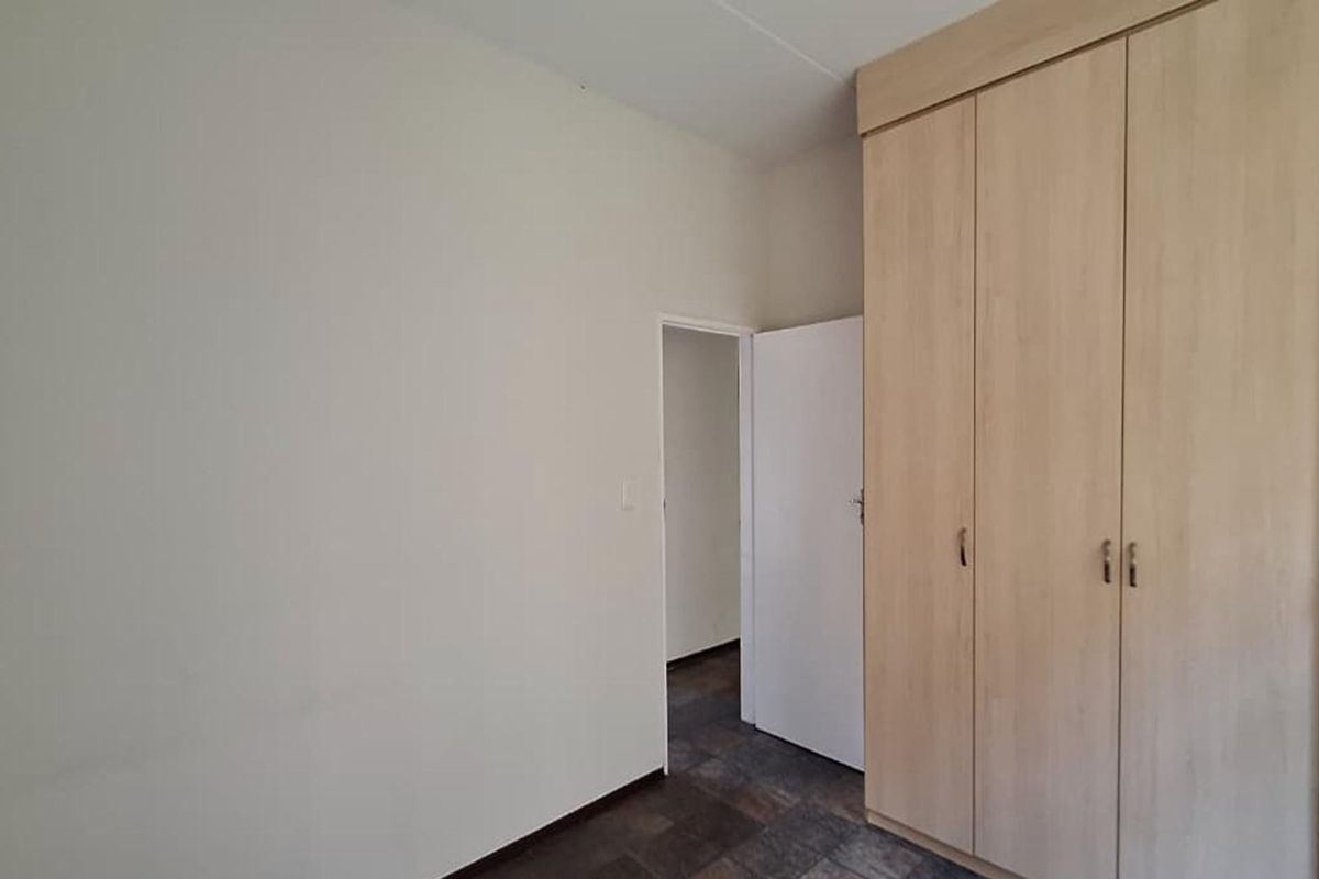 2 Bedroom Apartment for sale  in Lonehill - Photo 5