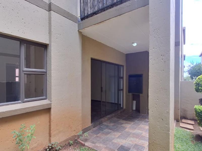 2 Bedroom Apartment for sale  in Lonehill - Photo 3