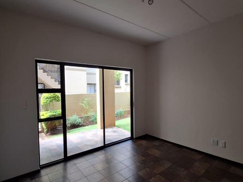 2 Bedroom Apartment for sale  in Lonehill - Photo 6