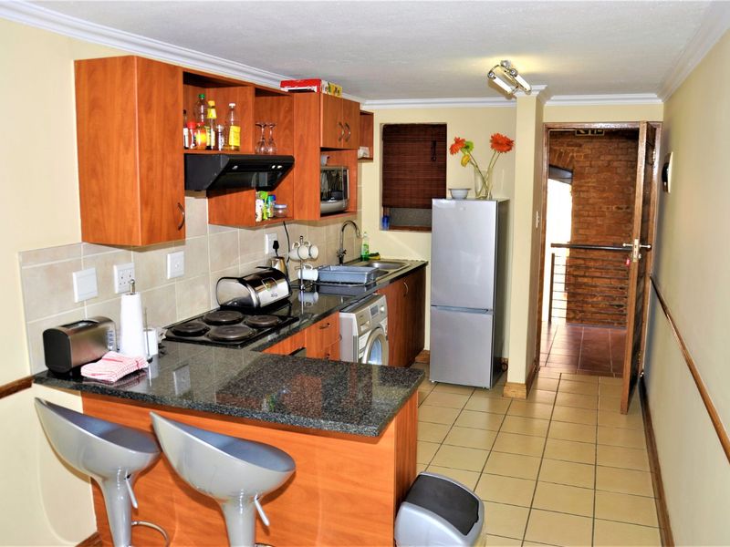 Elevate Your Lifestyle at Hilltop Lofts with a Fully Furnished 1-Bedroom Loft for Rent in Midrand  - Photo 8