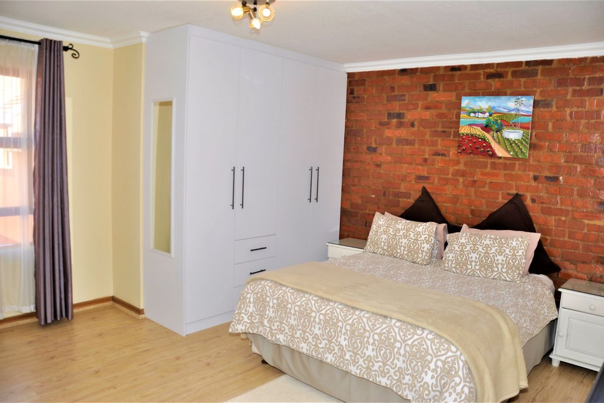 Elevate Your Lifestyle at Hilltop Lofts with a Fully Furnished 1-Bedroom Loft for Rent in Midrand  - Photo 4
