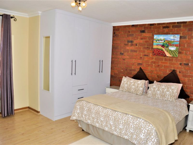 Elevate Your Lifestyle at Hilltop Lofts with a Fully Furnished 1-Bedroom Loft for Rent in Midrand  - Photo 4