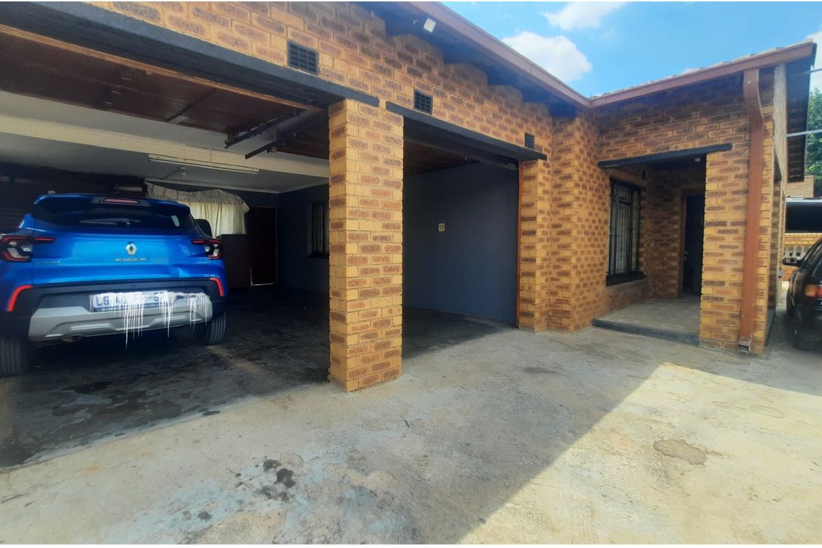 INVESTMENT GEM IN TEMBISA  - Photo 3