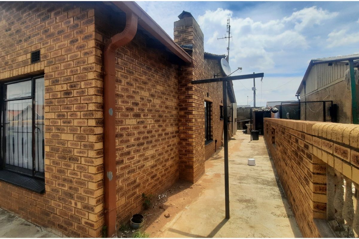 INVESTMENT GEM IN TEMBISA  - Photo 4