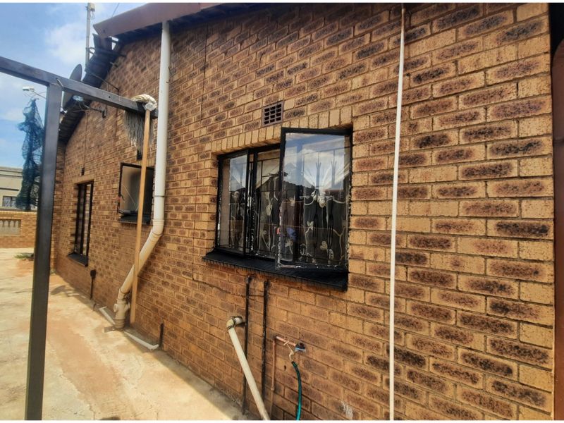 INVESTMENT GEM IN TEMBISA  - Photo 10