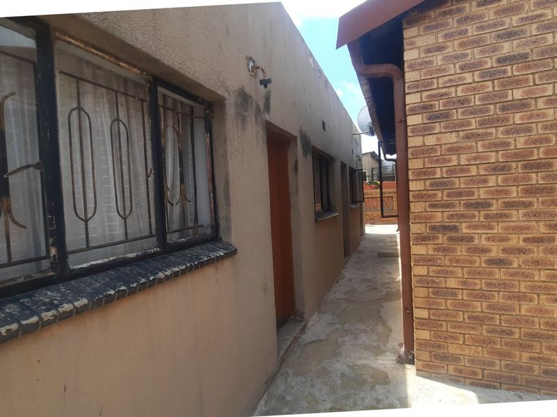 INVESTMENT GEM IN TEMBISA  - Photo 9