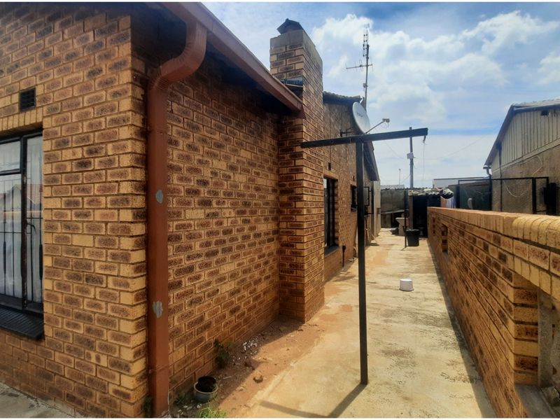 INVESTMENT GEM IN TEMBISA  - Photo 8