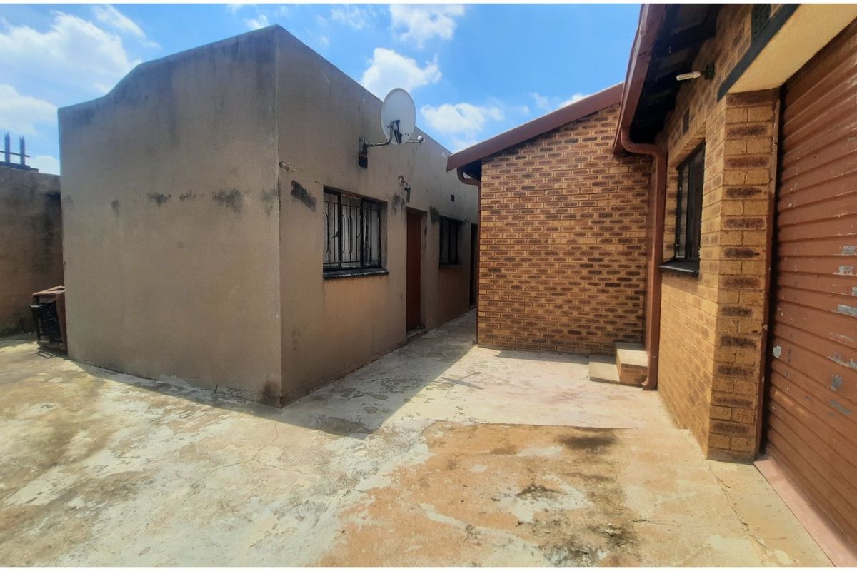 INVESTMENT GEM IN TEMBISA  - Photo 2