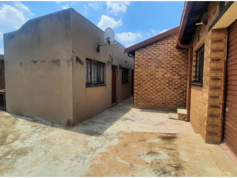 INVESTMENT GEM IN TEMBISA  - Photo 5
