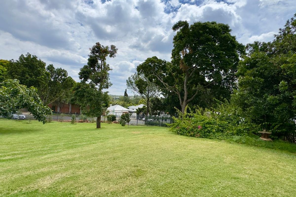 4 Bedroom 2.5 Bathroom house in Waterkloof Heights - Photo 4