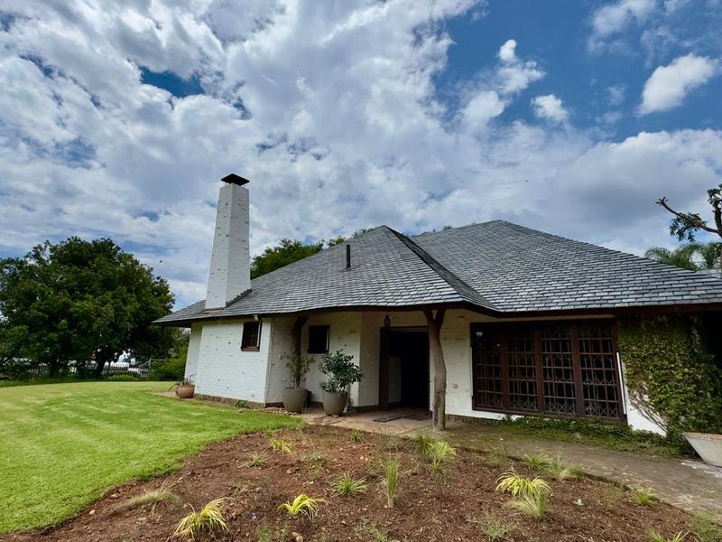 4 Bedroom 2.5 Bathroom house in Waterkloof Heights - Photo 2