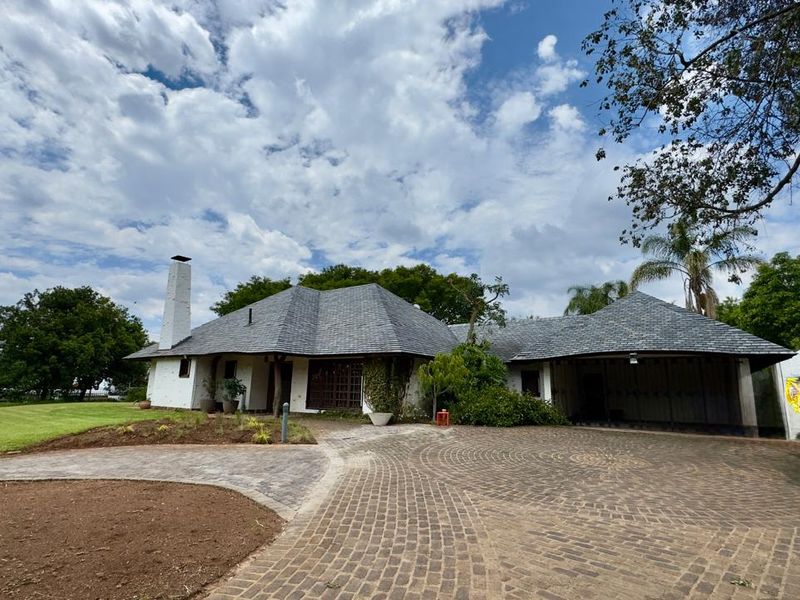 4 Bedroom 2.5 Bathroom house in Waterkloof Heights - Photo 1