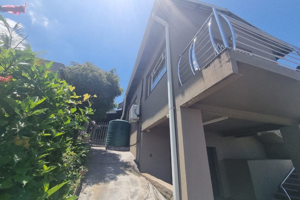 Lifestyle , Privacy, & Spectacular  views...For the Discerning Buyer - Photo 4