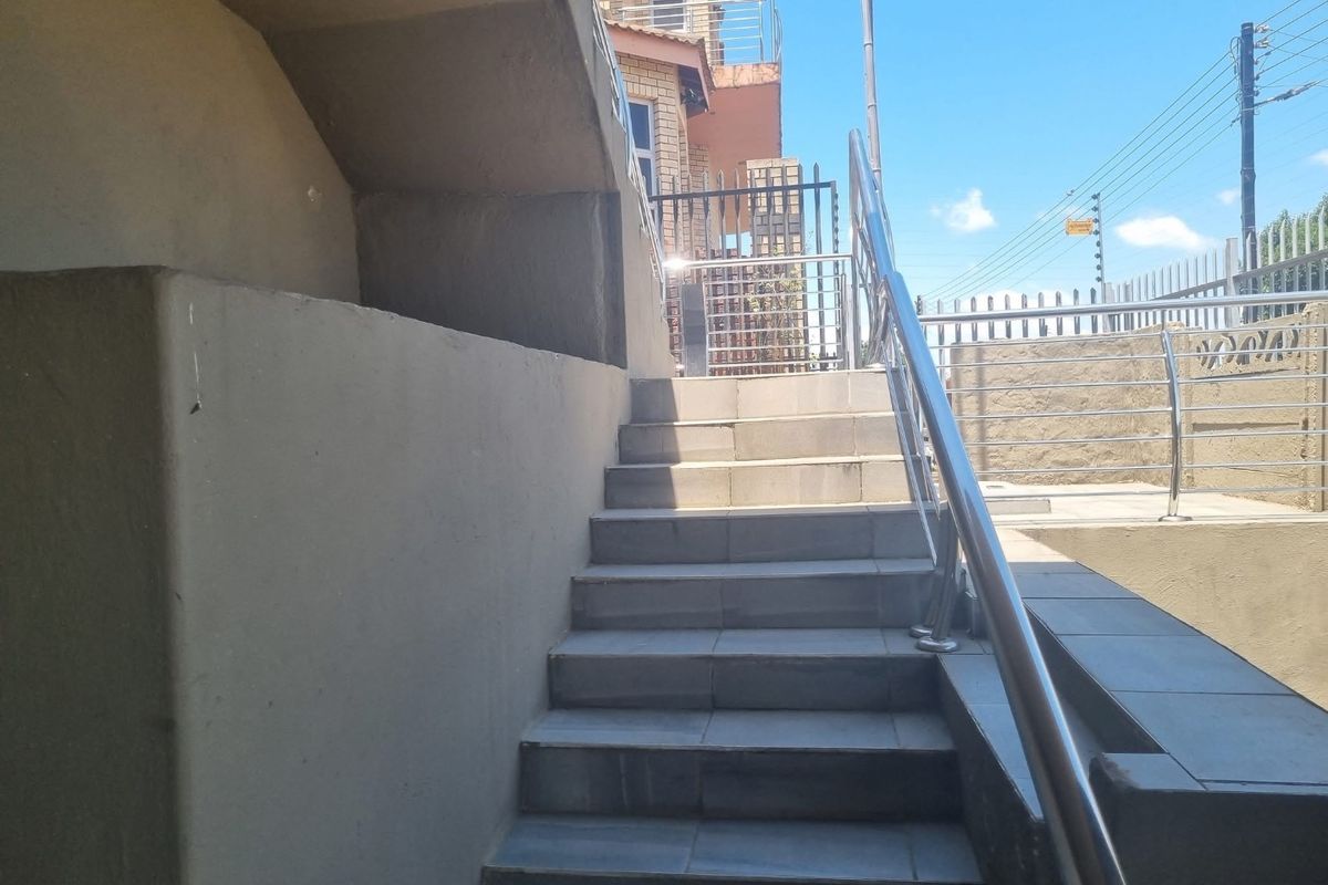 Lifestyle , Privacy, & Spectacular  views...For the Discerning Buyer - Photo 3