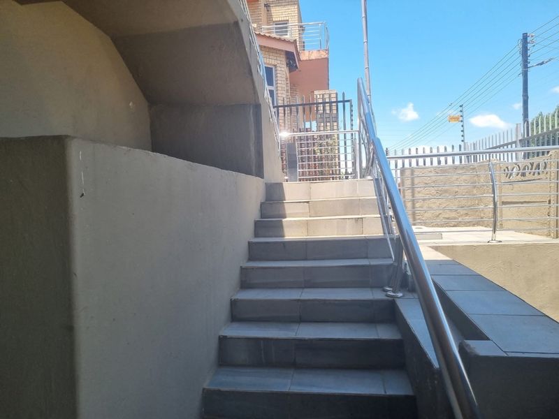 Lifestyle , Privacy, & Spectacular  views...For the Discerning Buyer - Photo 3