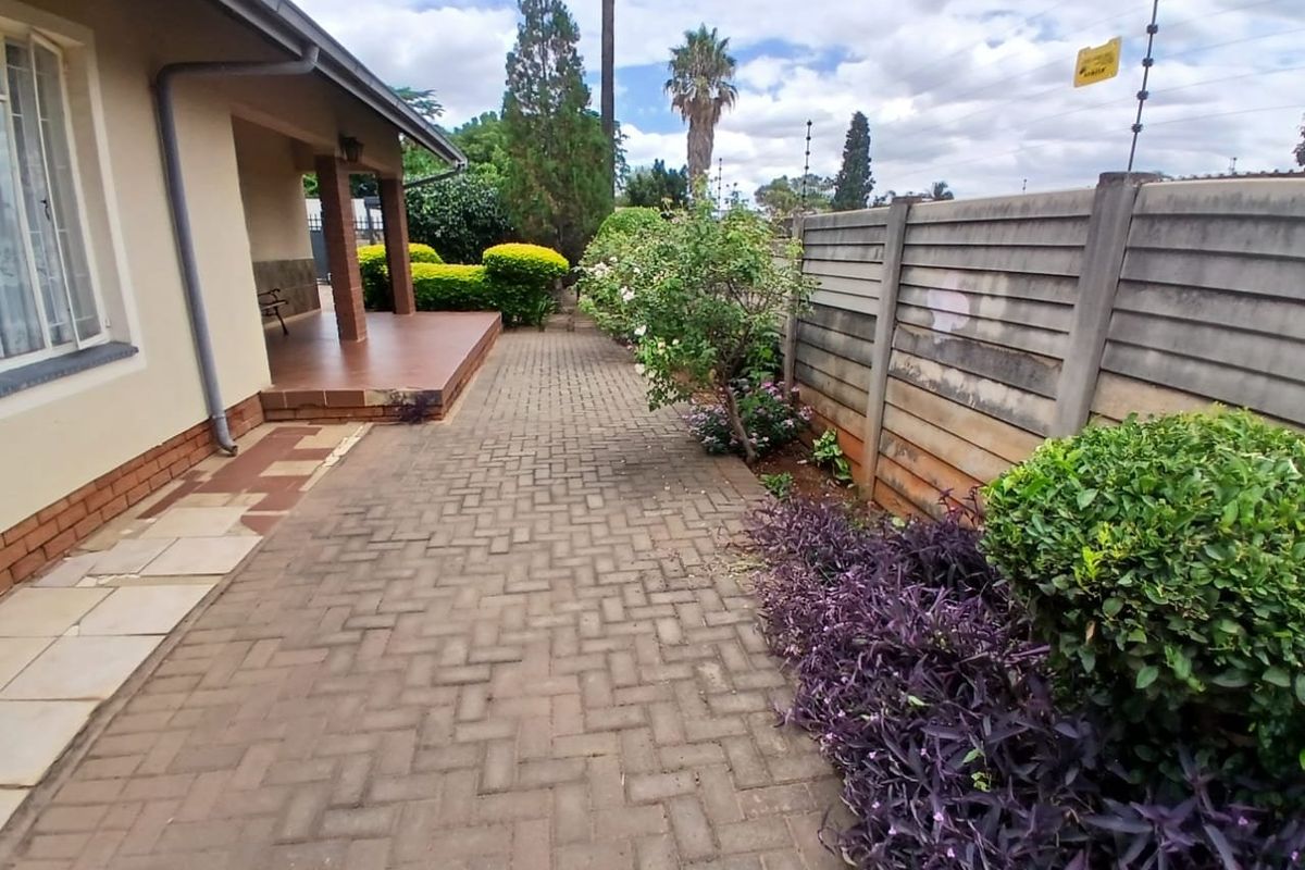 3 House Bedroom  - Photo 4