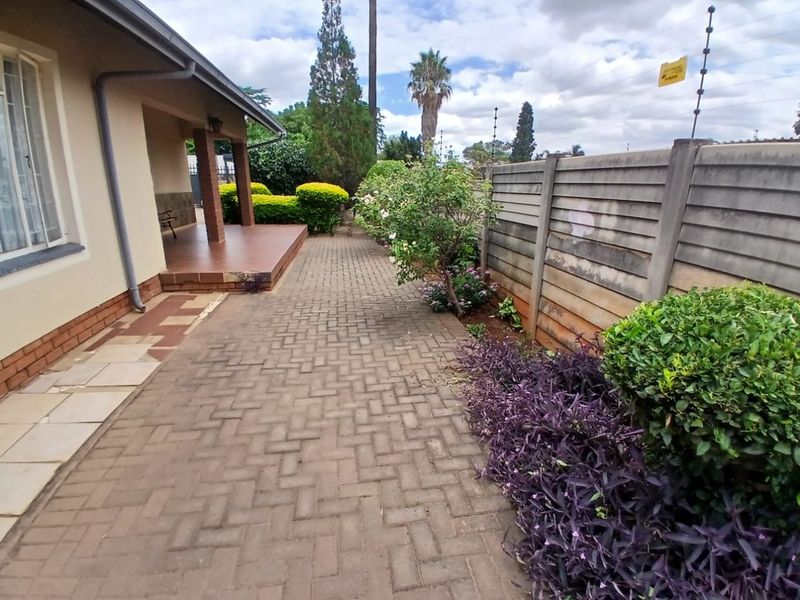 3 House Bedroom  - Photo 4