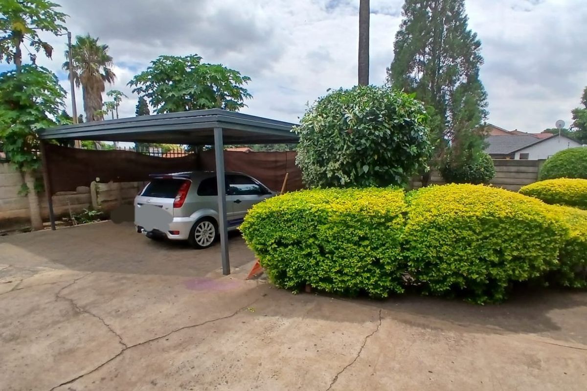 3 House Bedroom  - Photo 2