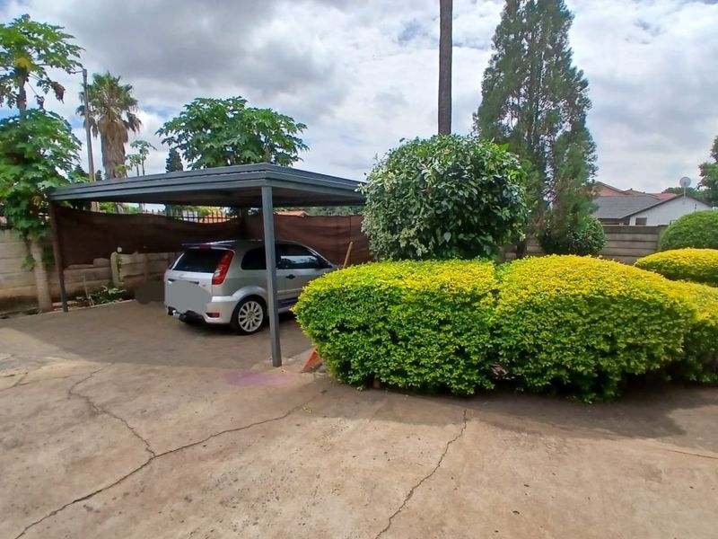 3 House Bedroom  - Photo 2
