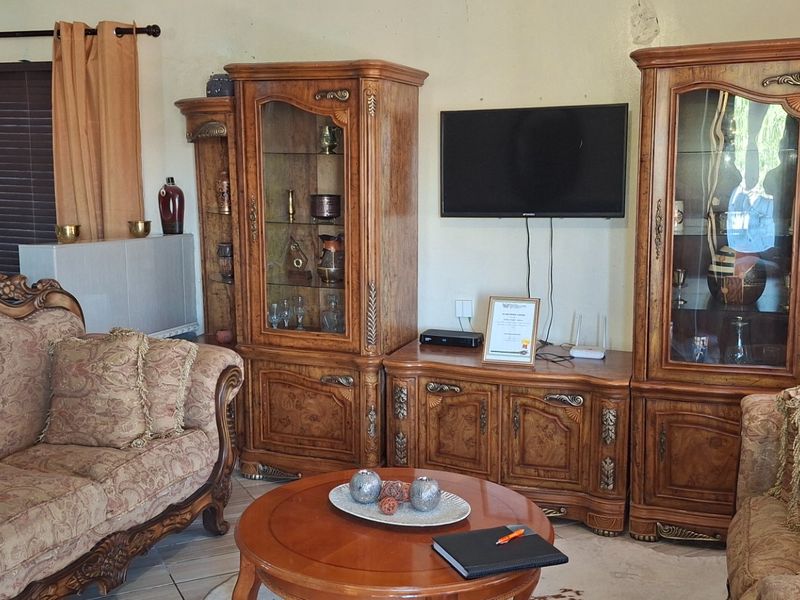 2 Bedroom Home with Dual Flat Potential – Ideal for Extended Family or Investment! - Photo 2