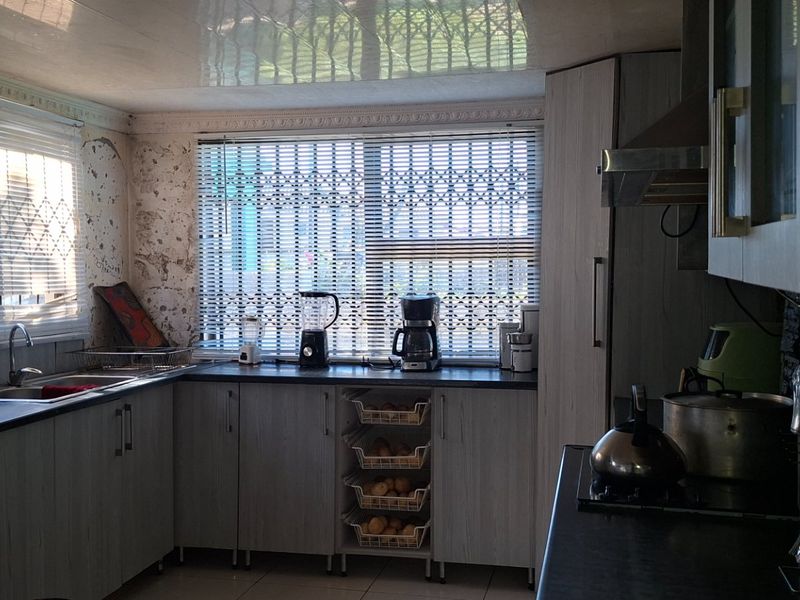 2 Bedroom Home with Dual Flat Potential – Ideal for Extended Family or Investment! - Photo 5