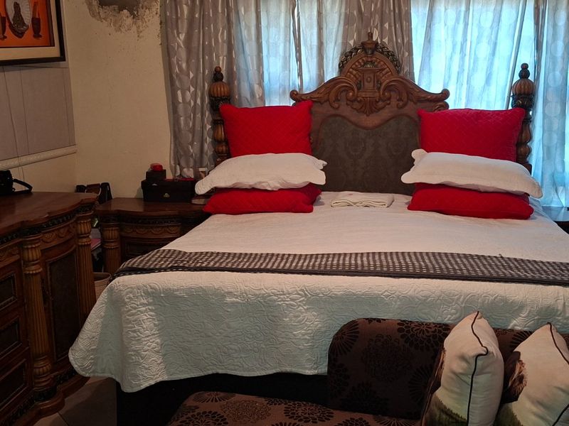 2 Bedroom Home with Dual Flat Potential – Ideal for Extended Family or Investment! - Photo 9