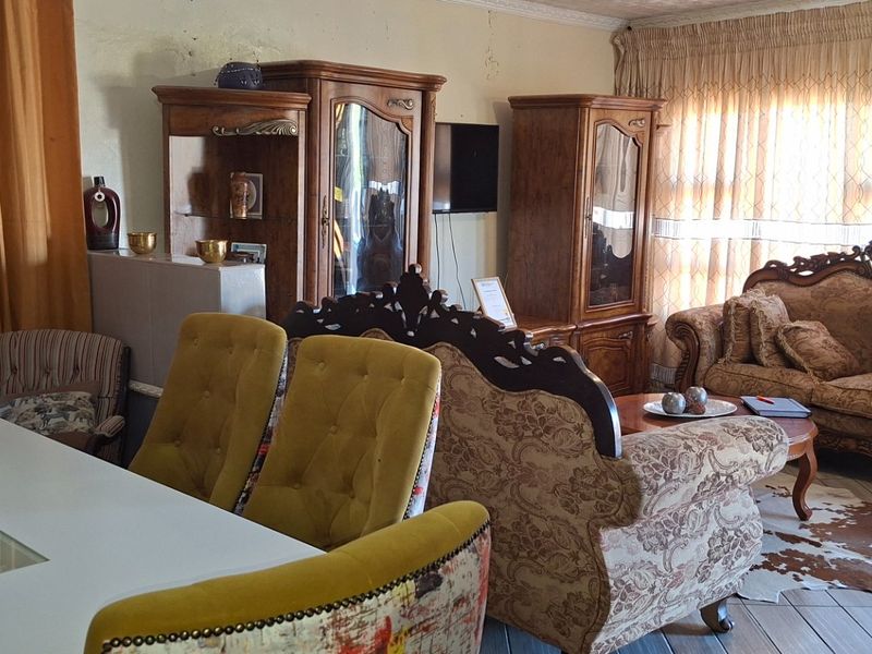 2 Bedroom Home with Dual Flat Potential – Ideal for Extended Family or Investment! - Photo 3