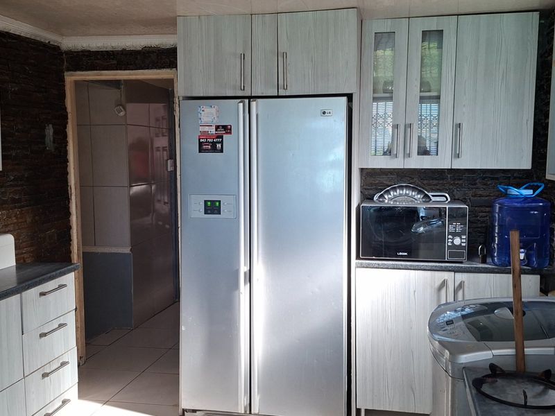 2 Bedroom Home with Dual Flat Potential – Ideal for Extended Family or Investment! - Photo 8