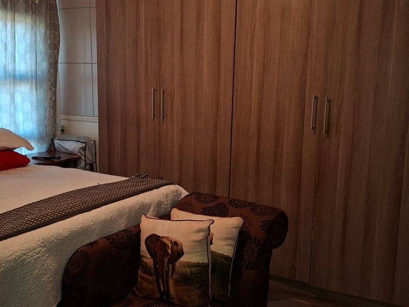 2 Bedroom Home with Dual Flat Potential – Ideal for Extended Family or Investment! - Photo 7