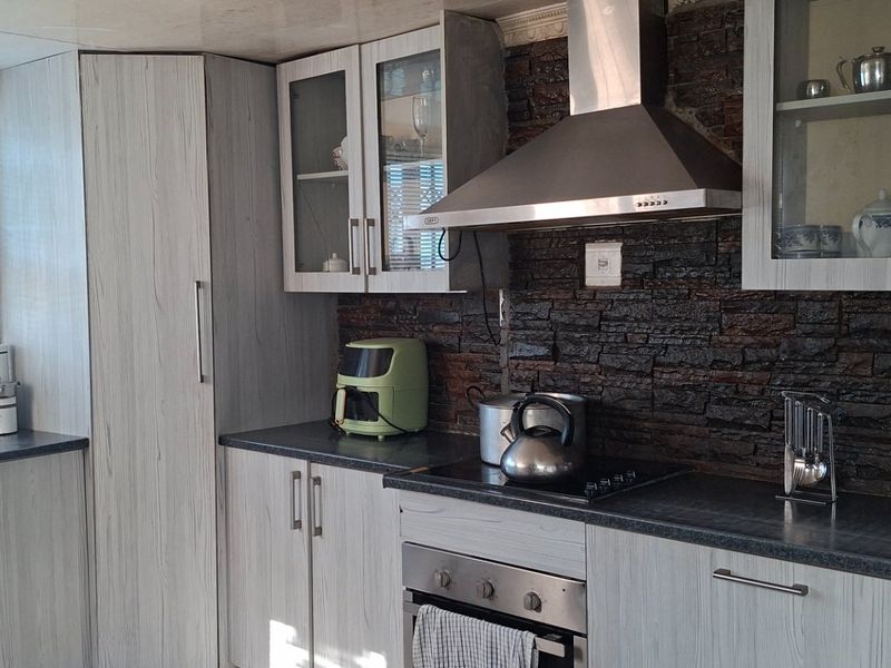 2 Bedroom Home with Dual Flat Potential – Ideal for Extended Family or Investment! - Photo 6