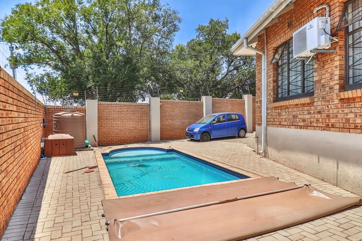 A Comfortable 4-Bedroom Family Home with Private Bedsitter Cottage - Photo 2