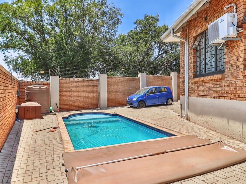 A Comfortable 4-Bedroom Family Home with Private Bedsitter Cottage - Photo 2