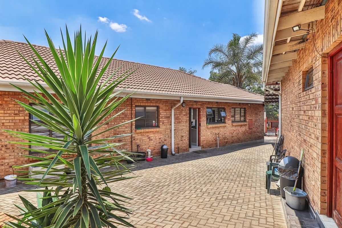 A Comfortable 4-Bedroom Family Home with Private Bedsitter Cottage - Photo 4