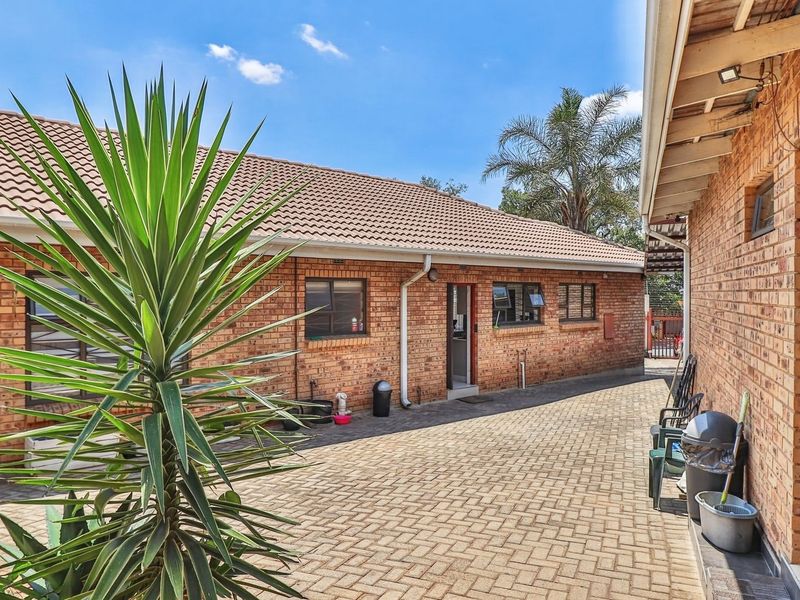 A Comfortable 4-Bedroom Family Home with Private Bedsitter Cottage - Photo 4