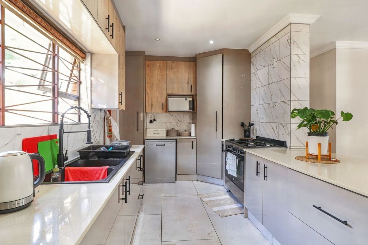 A Comfortable 4-Bedroom Family Home with Private Bedsitter Cottage - Photo 5