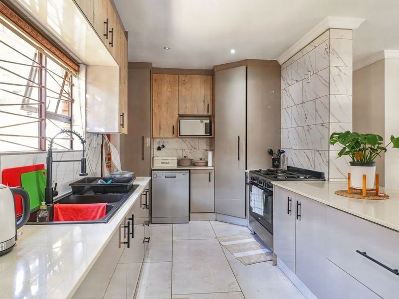 A Comfortable 4-Bedroom Family Home with Private Bedsitter Cottage - Photo 5