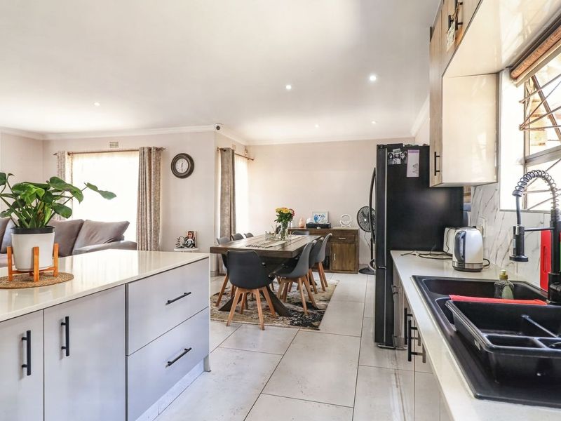 A Comfortable 4-Bedroom Family Home with Private Bedsitter Cottage - Photo 10