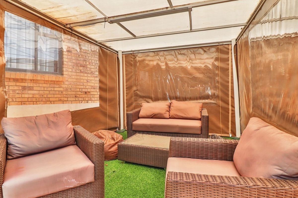 A Comfortable 4-Bedroom Family Home with Private Bedsitter Cottage - Photo 3