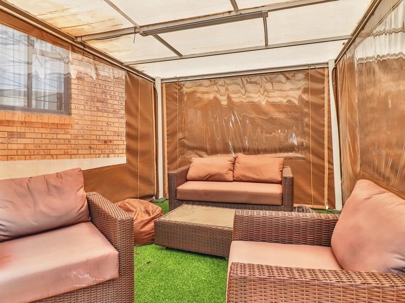 A Comfortable 4-Bedroom Family Home with Private Bedsitter Cottage - Photo 3