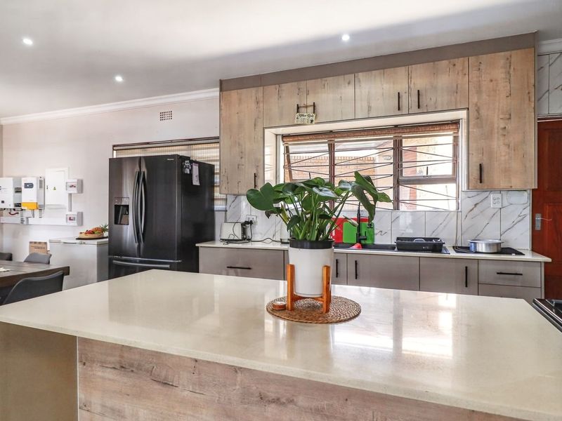 A Comfortable 4-Bedroom Family Home with Private Bedsitter Cottage - Photo 9