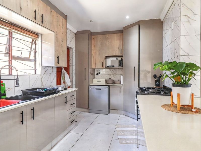 A Comfortable 4-Bedroom Family Home with Private Bedsitter Cottage - Photo 8