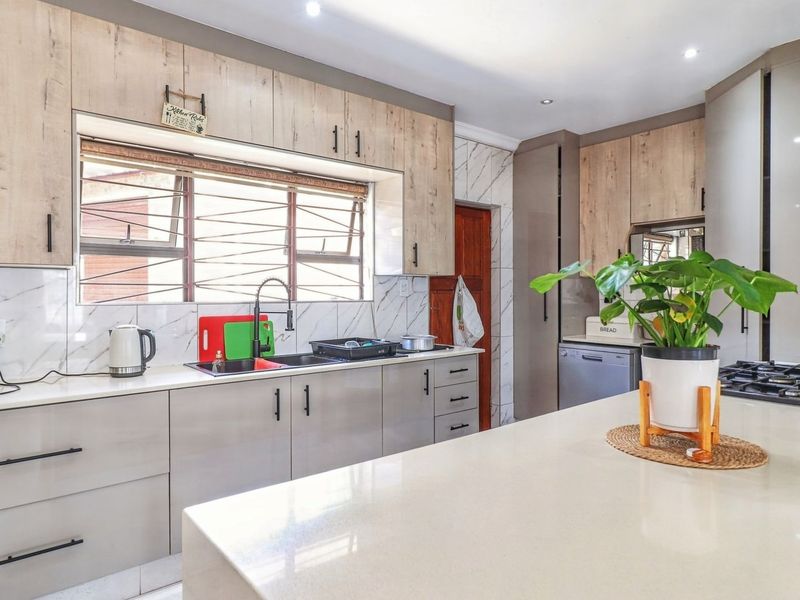 A Comfortable 4-Bedroom Family Home with Private Bedsitter Cottage - Photo 7