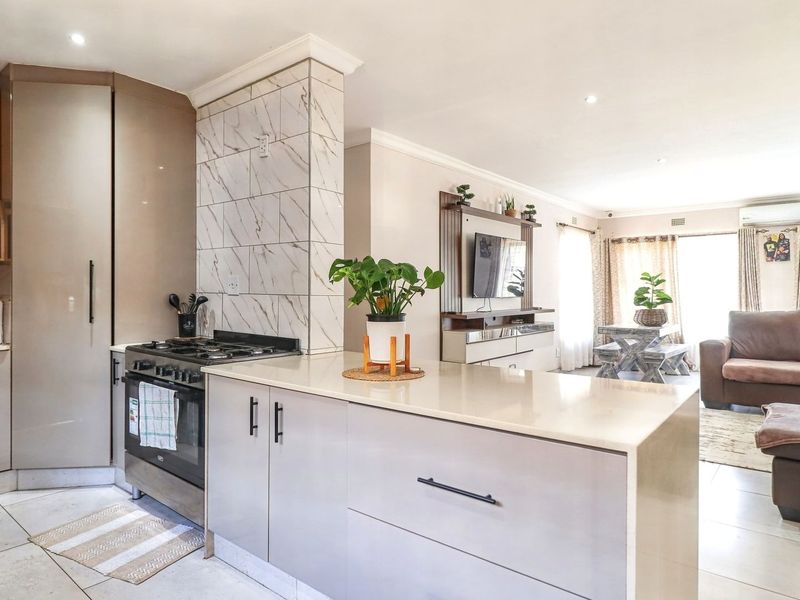 A Comfortable 4-Bedroom Family Home with Private Bedsitter Cottage - Photo 6