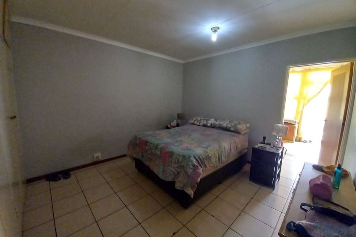 Neat Two Bedroom Home with Garage - Photo 3