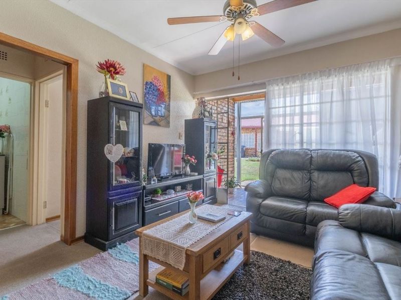 Modern Two-Bedroom Home with En-Suite and Garage - Photo 2